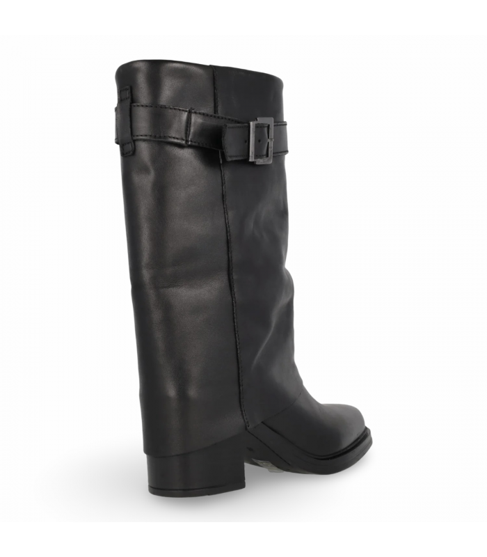 Botas de tacón con hebilla en color negro.