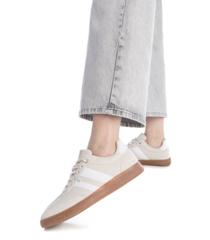 Deportivo beige con detalles en blanco para señora XTI 143485