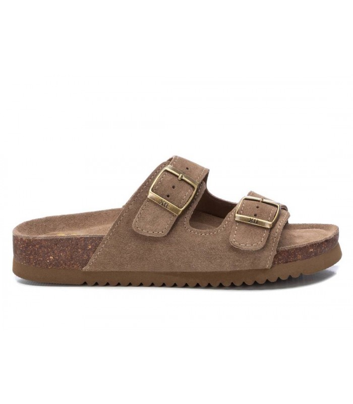 Sandalia con cierre de dos hebillas en color taupe para señora XTI 142552
