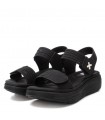 Sandalia de plataforma en color negro para señora XTI 143986