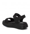 Sandalia de plataforma en color negro para señora XTI 143986