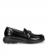 Fluchos F1794 negro. Mocasín de charol negro con adorno metálico y estilo de oficina elegante