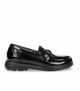 Fluchos F1794 negro. Mocasín de charol negro con adorno metálico y estilo de oficina elegante