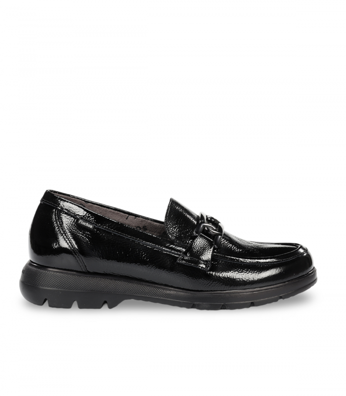 Fluchos F1794 negro. Mocasín de charol negro con adorno metálico y estilo de oficina elegante