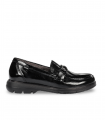 Fluchos F1794 negro. Mocasín de charol negro con adorno metálico y estilo de oficina elegante