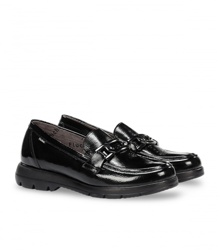Fluchos F1794 negro. Mocasín de charol negro con adorno metálico y estilo de oficina elegante