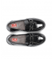 Fluchos F1794 negro. Mocasín de charol negro con adorno metálico y estilo de oficina elegante