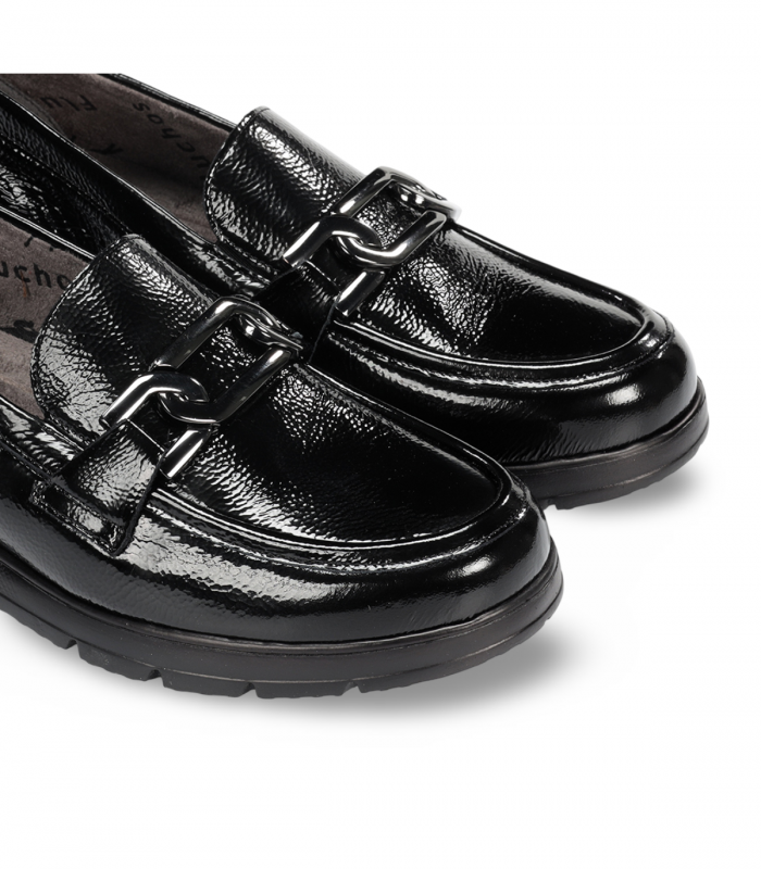 Fluchos F1794 negro. Mocasín de charol negro con adorno metálico y estilo de oficina elegante