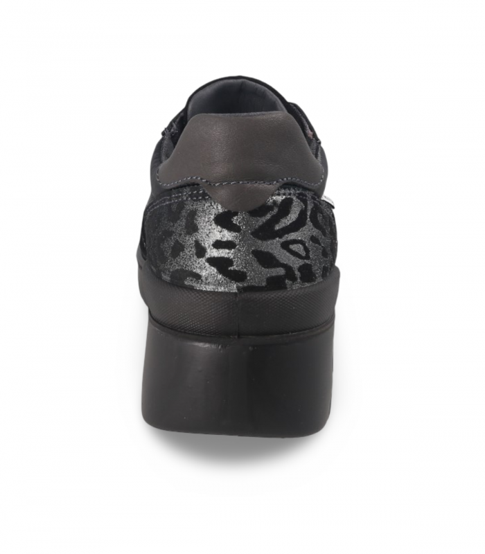 Laura Azaña 26205 negro. Deportivo negro con detalles animal print, cuña y plantilla acolchada