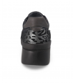 Laura Azaña 26205 negro. Deportivo negro con detalles animal print, cuña y plantilla acolchada