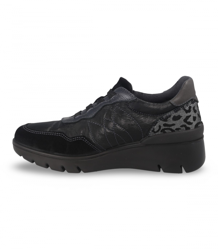 Laura Azaña 26205 negro. Deportivo negro con detalles animal print, cuña y plantilla acolchada
