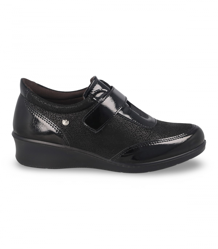 Laura Azaña 21862 negro. Zapato negro con mezcla de charol y velcro, ideal para uso diario con estilo