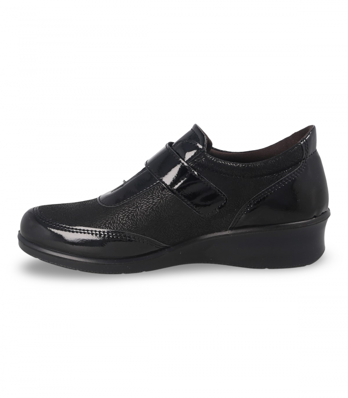 Laura Azaña 21862 negro. Zapato negro con mezcla de charol y velcro, ideal para uso diario con estilo