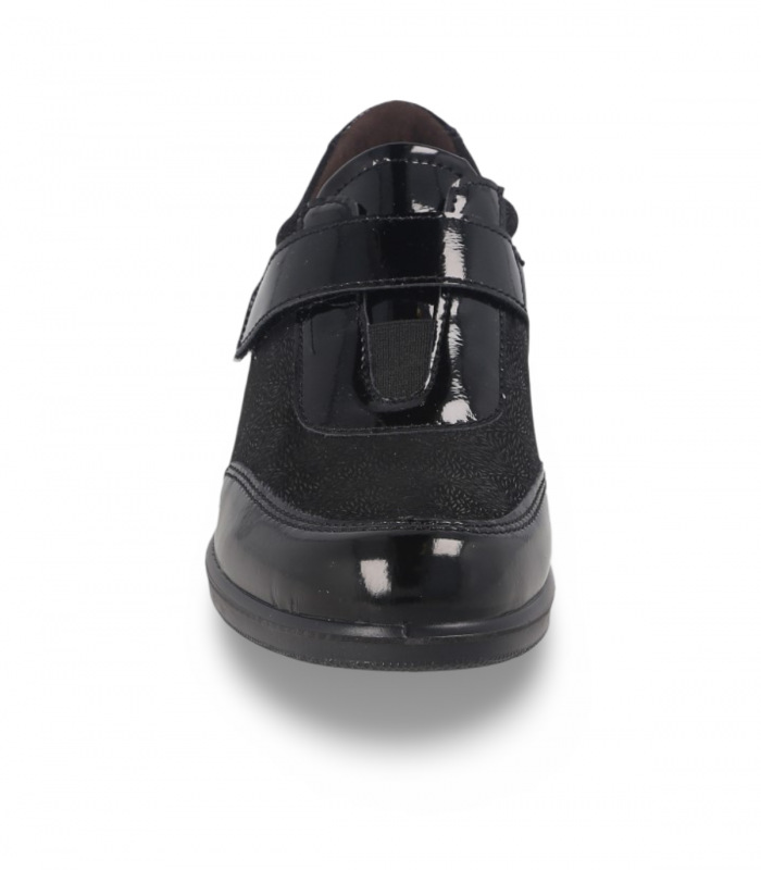 Laura Azaña 21862 negro. Zapato negro con mezcla de charol y velcro, ideal para uso diario con estilo