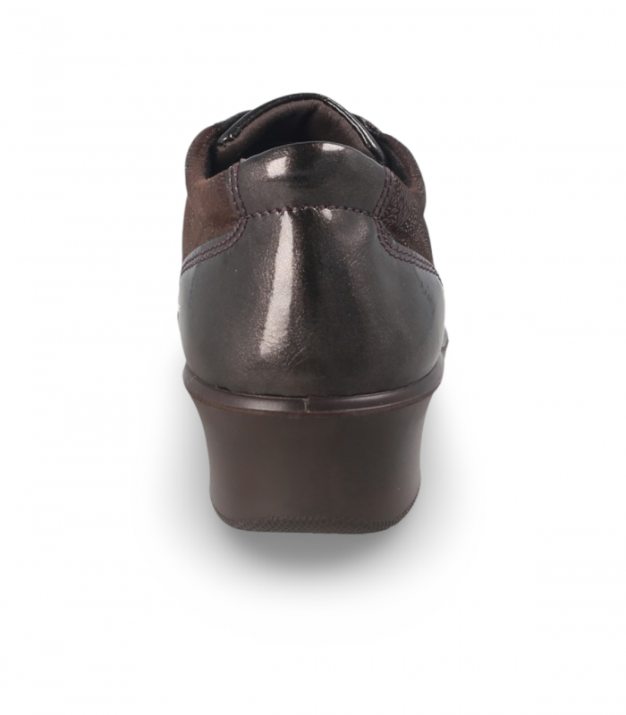 Laura Azaña 21861 café. Zapatilla café con mezcla de materiales suaves y estampados, muy cómoda y moderna