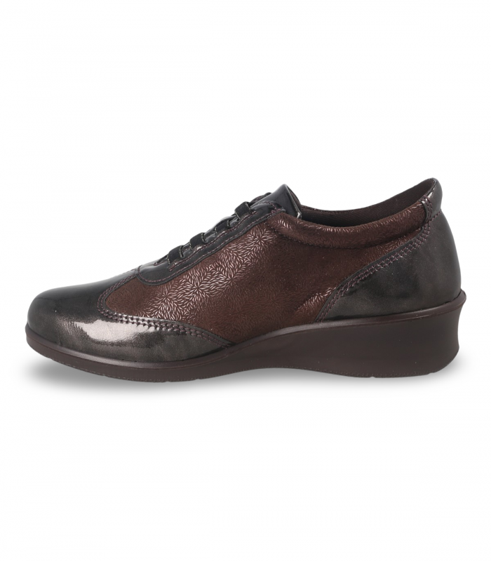 Laura Azaña 21861 café. Zapatilla café con mezcla de materiales suaves y estampados, muy cómoda y moderna