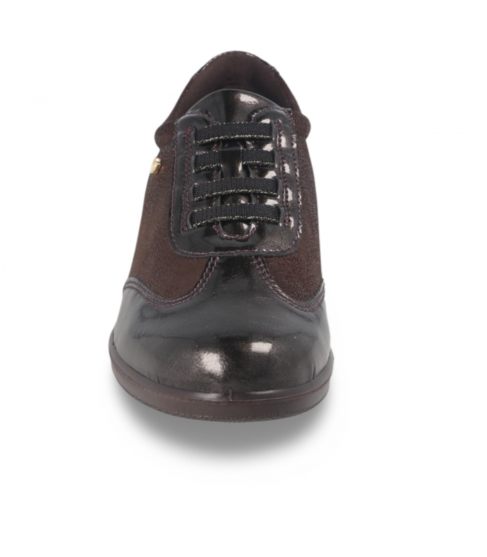 Laura Azaña 21861 café. Zapatilla café con mezcla de materiales suaves y estampados, muy cómoda y moderna