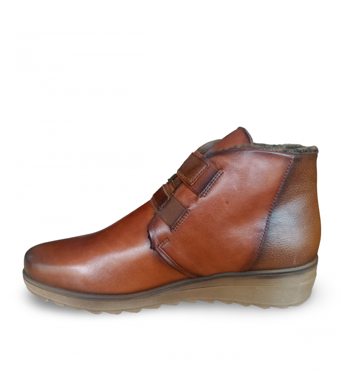 Botines de confort con cierre de velcro en color cuero.