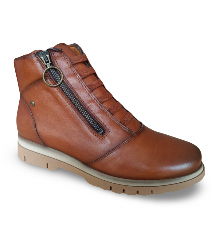 Botines planos con cordones elásticos y cremallera en cuero.