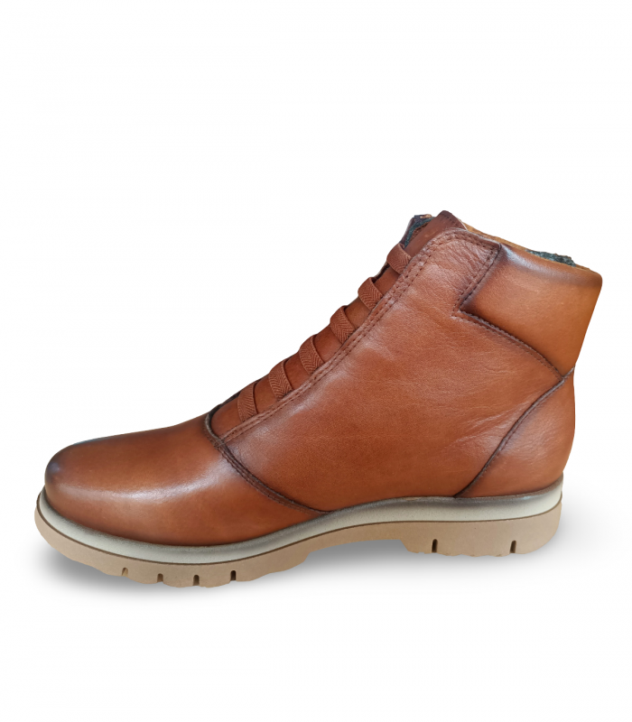 Botines planos con cordones elásticos y cremallera en cuero.