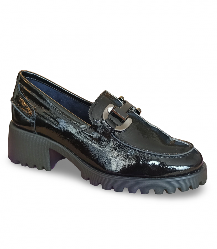 Mocasines en piel natural negra con estribo y tacón cuadrado.
