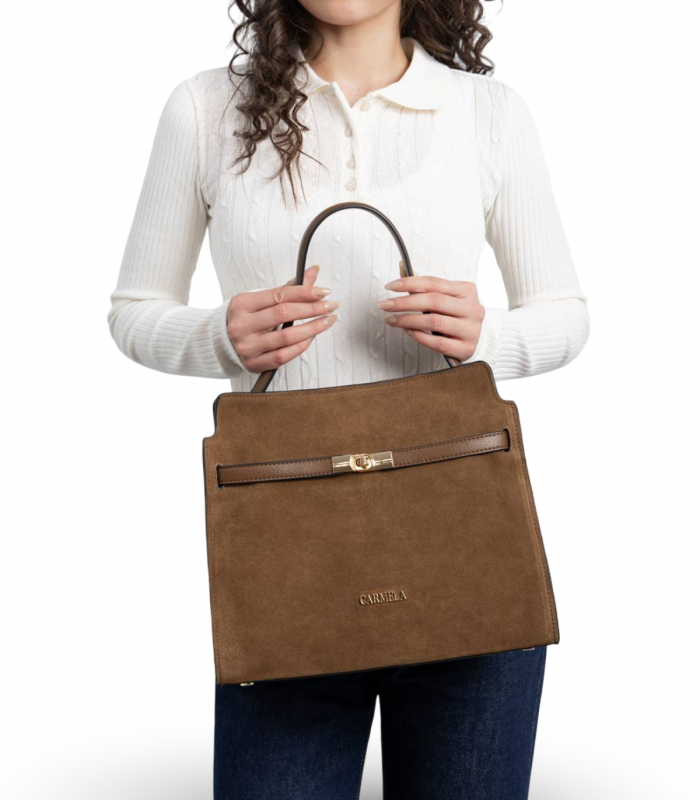 Carmela 186168. Bolso pequeño camel con asa de mano y cierre metálico decorativo
