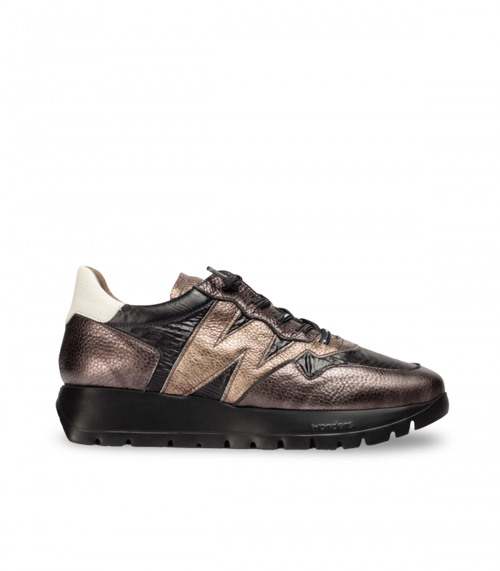 Wonders A2491. Sneaker negra con detalles oro metalizado y suela dentada urbana