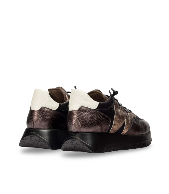 Wonders A2491. Sneaker negra con detalles oro metalizado y suela dentada urbana