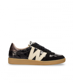 Wonders AP2002. Sneaker negra efecto cocodrilo con logotipo blanco y suela de goma