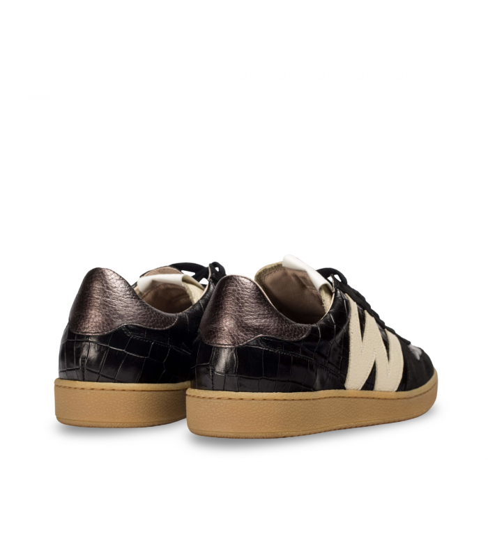 Wonders AP2002. Sneaker negra efecto cocodrilo con logotipo blanco y suela de goma