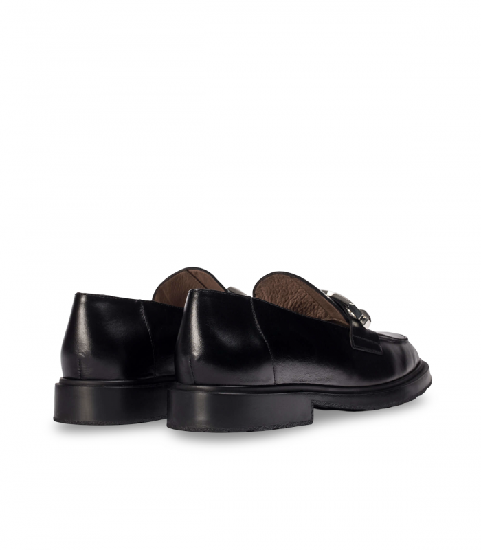 Wonders B9163. Mocasín negro clásico con adorno metálico para looks formales