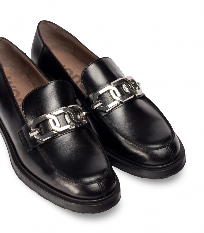 Wonders B9163. Mocasín negro clásico con adorno metálico para looks formales