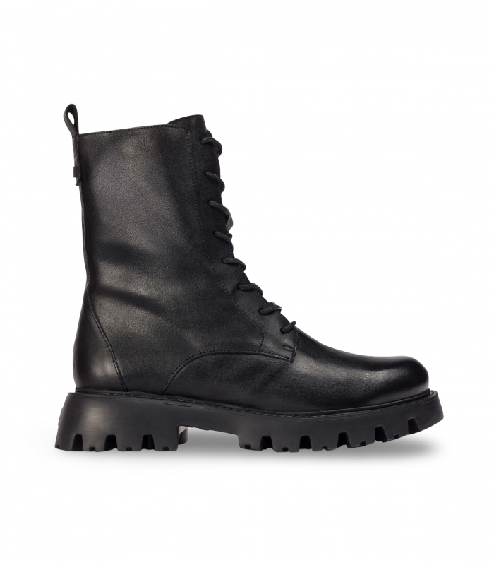 Wonders C7510. Bota negra tipo militar en piel con cordones y suela dentada