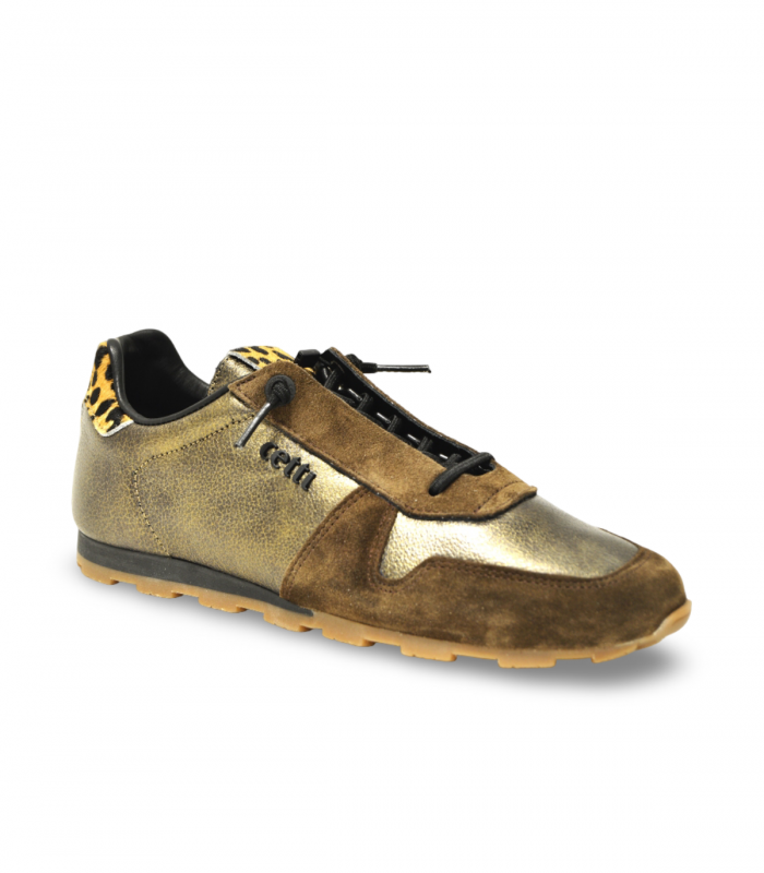 Cetti 1379. Sneaker bronce metalizado con suela dentada y animal print