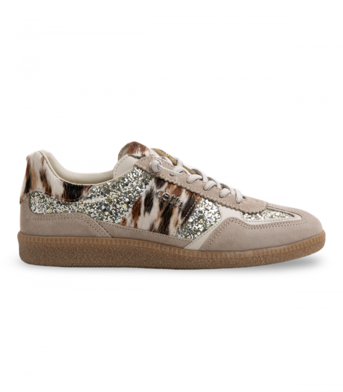 Cetti 1395. Sneaker beige con glitter, pelo vaca y suela baja para looks divertidos