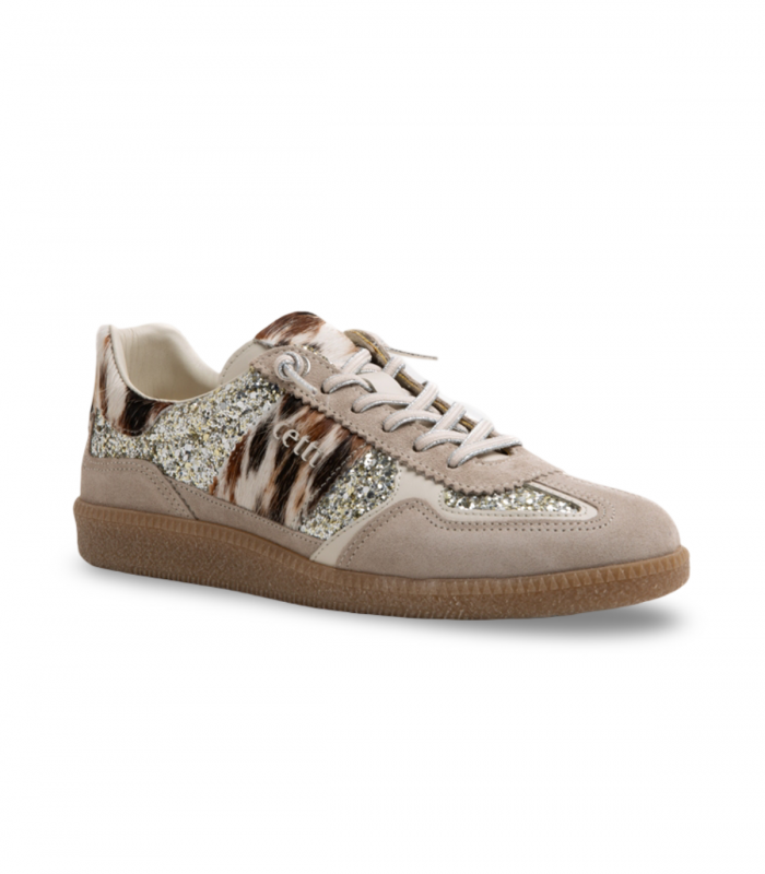 Cetti 1395. Sneaker beige con glitter, pelo vaca y suela baja para looks divertidos