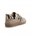 Cetti 1395. Sneaker beige con glitter, pelo vaca y suela baja para looks divertidos