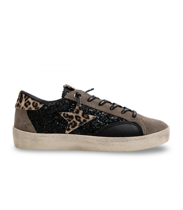 Cetti 1342. Sneaker negra con glitter y estampado animal print con aire rebelde