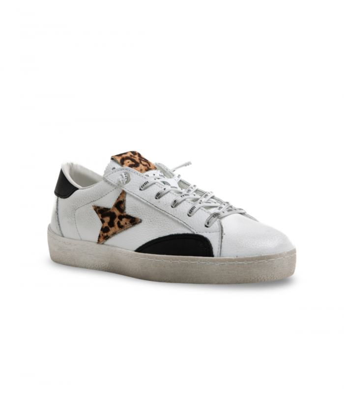 Cetti 1342. Sneaker blanca con efecto usado y detalles animal print estilo vintage