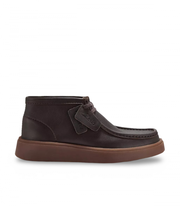 Clarks TORVIEW HI. Bota marrón en piel con caña alta y estilo wallabee robusto