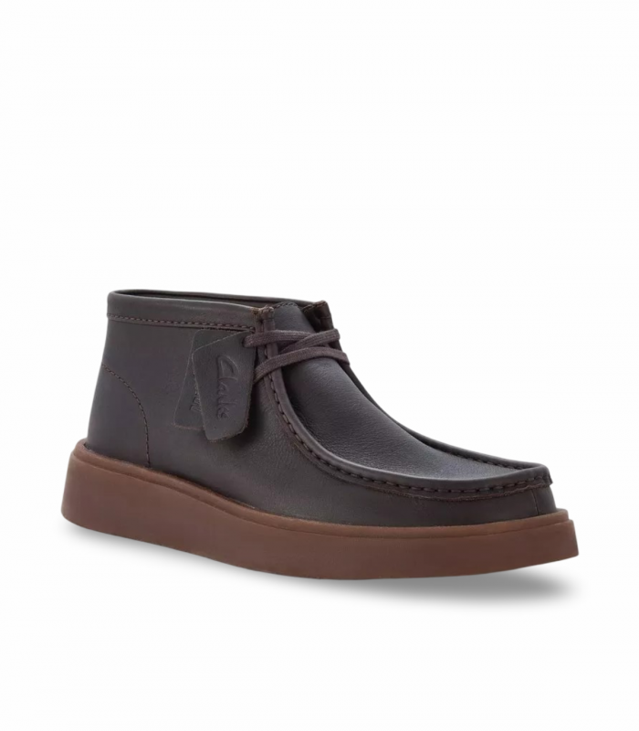 Clarks TORVIEW HI. Bota marrón en piel con caña alta y estilo wallabee robusto