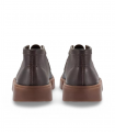 Clarks TORVIEW HI. Bota marrón en piel con caña alta y estilo wallabee robusto