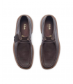 Clarks TORVIEW HI. Bota marrón en piel con caña alta y estilo wallabee robusto