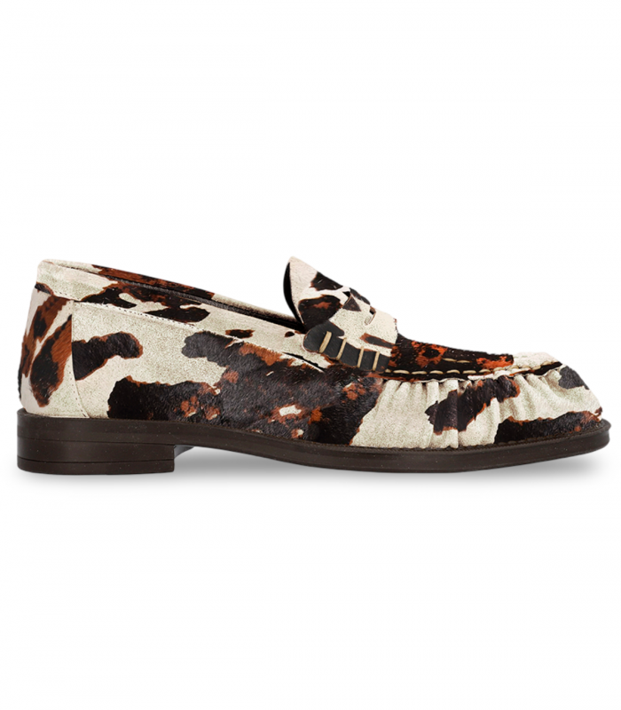 Alpe 5328. Mocasín de mujer con pelo natural estampado vaca y diseño rompedor