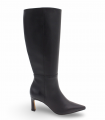 Botas de caña alta con tacón de aguja en piel negra.