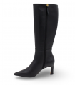 Botas de caña alta con tacón de aguja en piel negra.