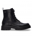 Botas negras militares con cordones.