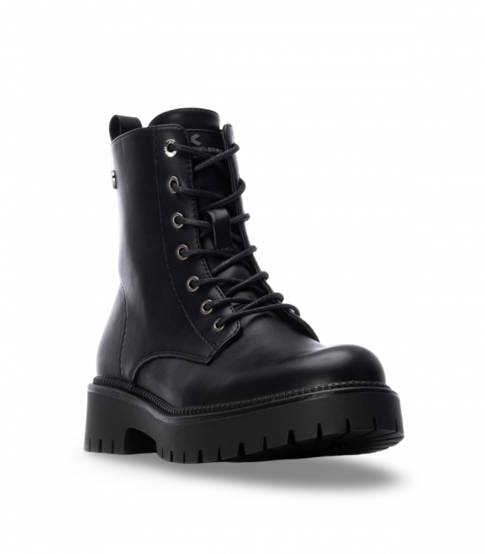 Botas negras militares con cordones.