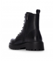 Botas negras militares con cordones.