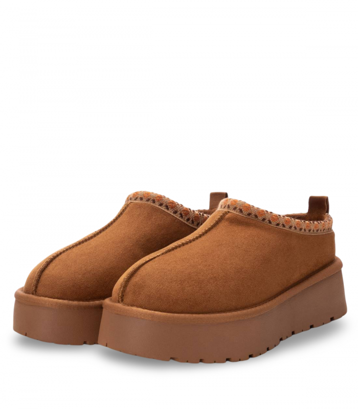 Zuecos camel con plataforma. Forro de pelo, estilo australiano.